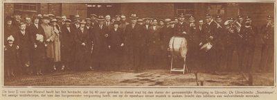 874295 Groepsportret van J. van den Heuvel, met familie en collega's, bij de serenade hem gebracht door de Utrechtsche ...